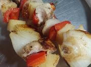 Una foto de pinchos de pollo