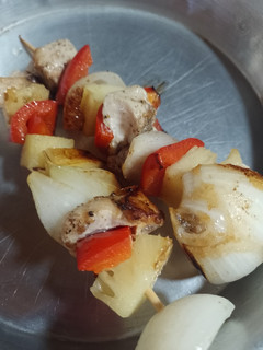 Una foto de Pinchos/brochets de pollo 🐓 con ananá 🍍