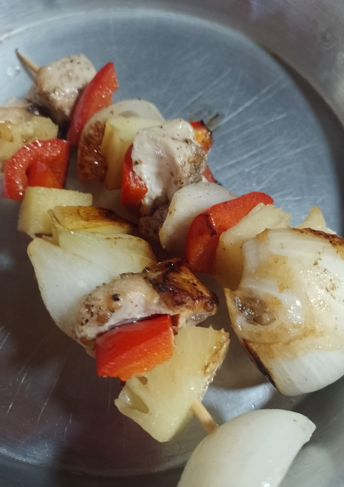 Una foto de Pinchos/brochets de pollo 🐓 con ananá 🍍