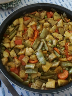 Una foto de Arroz con vegetales y pollo