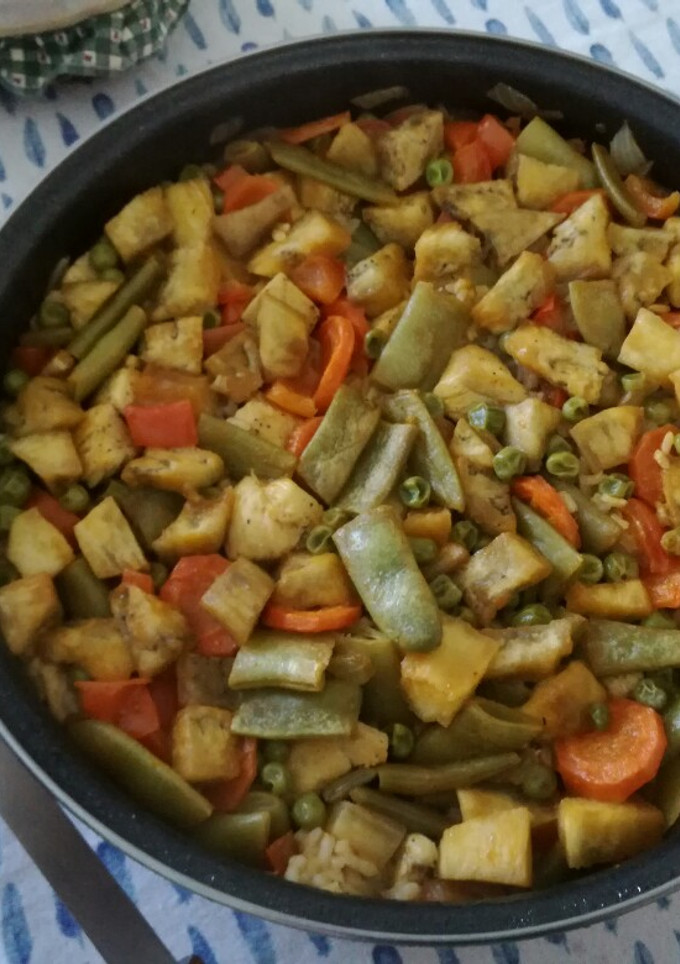 Una foto de Arroz con vegetales y pollo