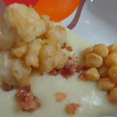 Foto principal de Rape crema de patata con taquitos de jamón y garbanzos