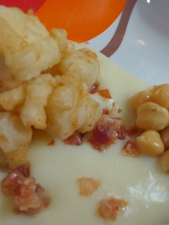 Una foto de Rape crema de patata con taquitos de jamón y garbanzos