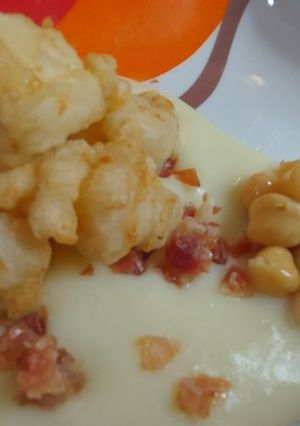 Una foto de Rape crema de patata con taquitos de jamón y garbanzos
