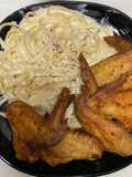 Fettuccini Alfredo, con alitas de pollo en la freidora de aire