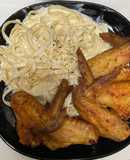 Fettuccini Alfredo, con alitas de pollo en la freidora de aire