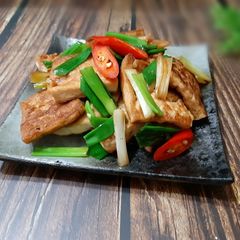 A picture of Braised Tofu with Green Onion.