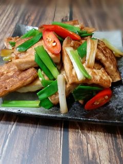 A picture of Braised Tofu with Green Onion.