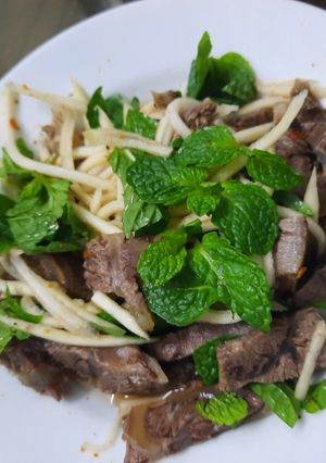 Hình của món Bắp bò ngâm mắm trộn gỏi xoài.