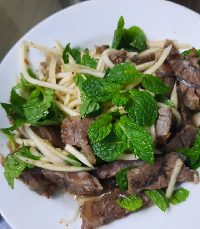 Hình của món Bắp bò ngâm mắm trộn gỏi xoài.