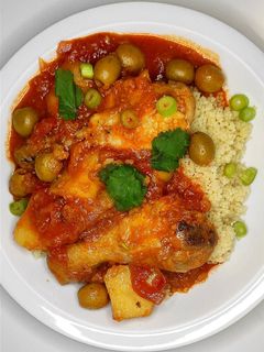Une photo de Ragoût de pomme de terre poulet olives🌍🐘🦒