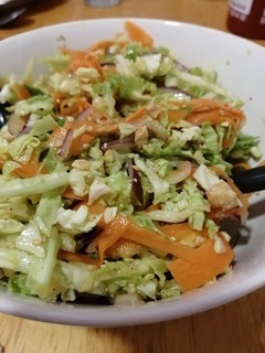Una foto de Ensalada de col con vinagreta asiática