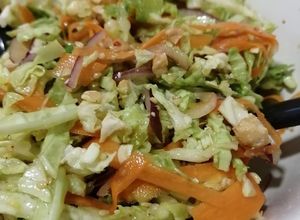 Foto principal de Ensalada de col con vinagreta asiática