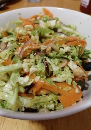 Una foto de Ensalada de col con vinagreta asiática