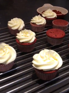 Una foto de Cupcakes red velvet 🙆♀️😋