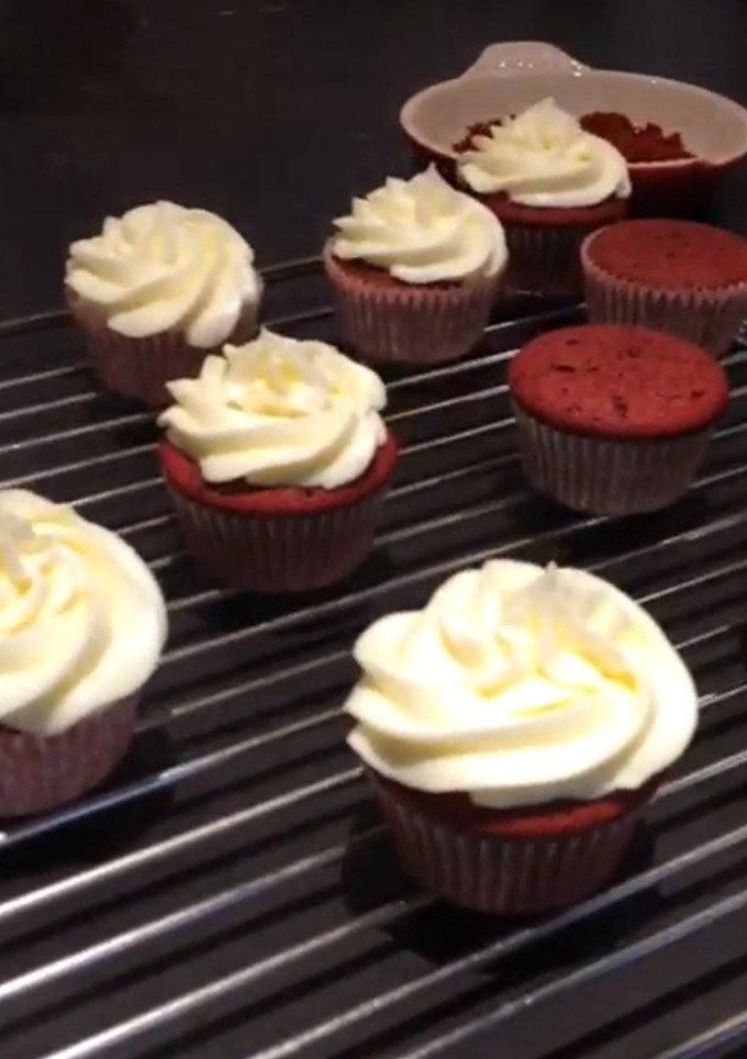 Una foto de Cupcakes red velvet 🙆‍♀️😋