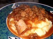 Una foto de salsa para pasta con salchicha