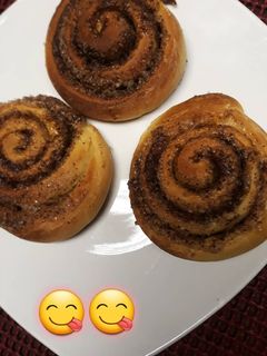Una foto de Cinnamon rolls (rollitos de canela)