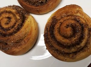Una foto de Cinnamon rolls (rollitos de canela)