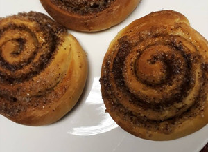 Una foto de Cinnamon rolls (rollitos de canela)