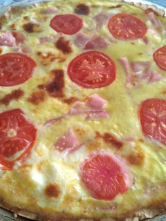 Una foto de Tarta con masa quebrada de jamón y queso