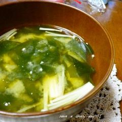 A picture of Enoki and Wakame Miso Soup.