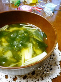 A picture of Enoki and Wakame Miso Soup.