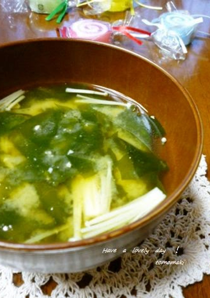 A picture of Enoki and Wakame Miso Soup.