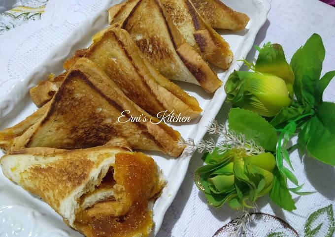 Roti Bakar isi Selai Nanas