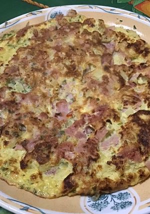 Une photo de Omelette au jambon cru, oignon et herbes
