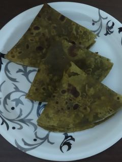 પાલક નાં થેપલા (Palak Thepla Recipe In Gujarati) રેસીપી મુખ્ય ફોટો