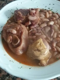 Una foto de Alubias pintas con pollo y jamón