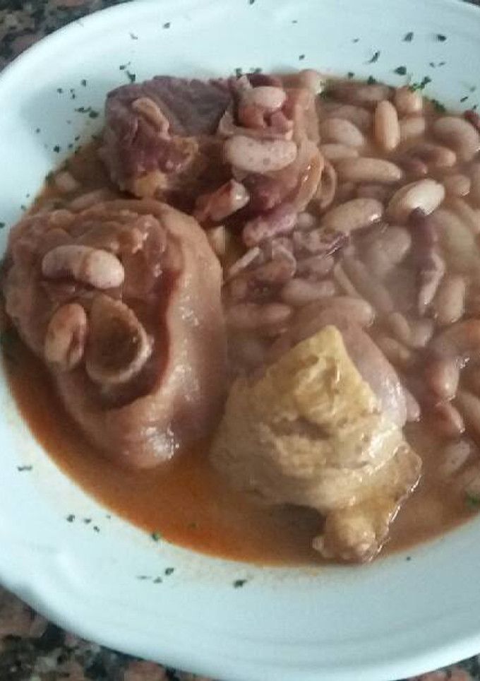 Una foto de Alubias pintas con pollo y jamón