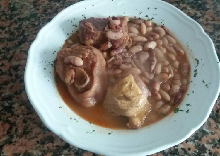 Alubias pintas con pollo y jamón