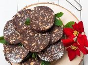 Una foto di salame al cioccolato con cacao