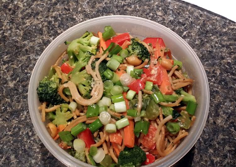 Nutty noodles with vegetables (vegan)