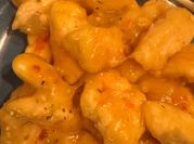 Una foto di bocconcini di pollo al limone