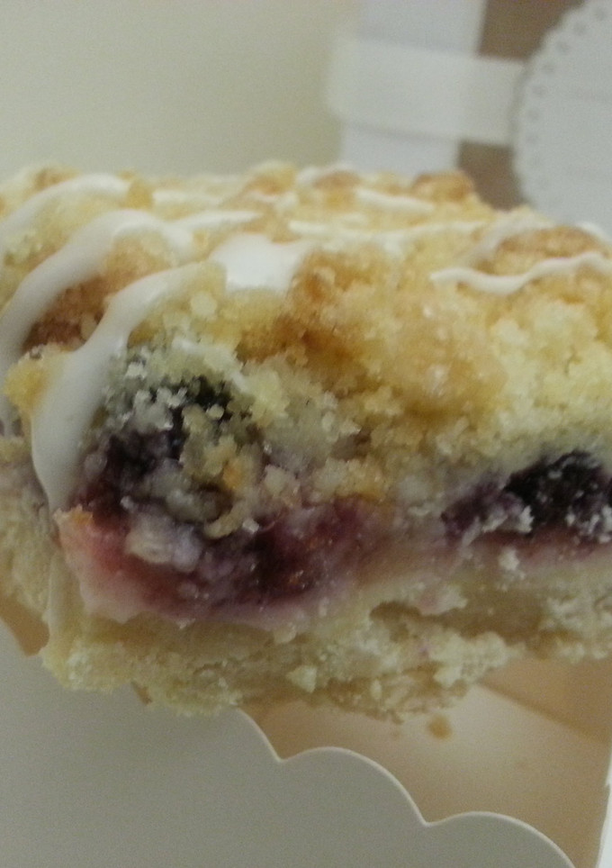 A picture of Apple Blueberry Custard Pie Crumble.