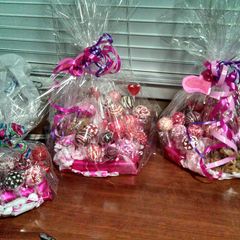 A picture of Cake Ball Lollipops.
