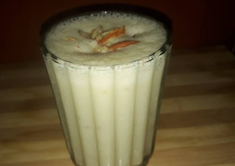 How to Prepare Quick Banana Lassi