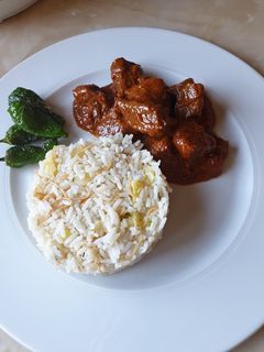 Una foto de Estofado de ternera con guarnición de arroz