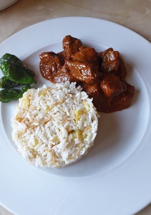 Una foto de Estofado de ternera con guarnición de arroz