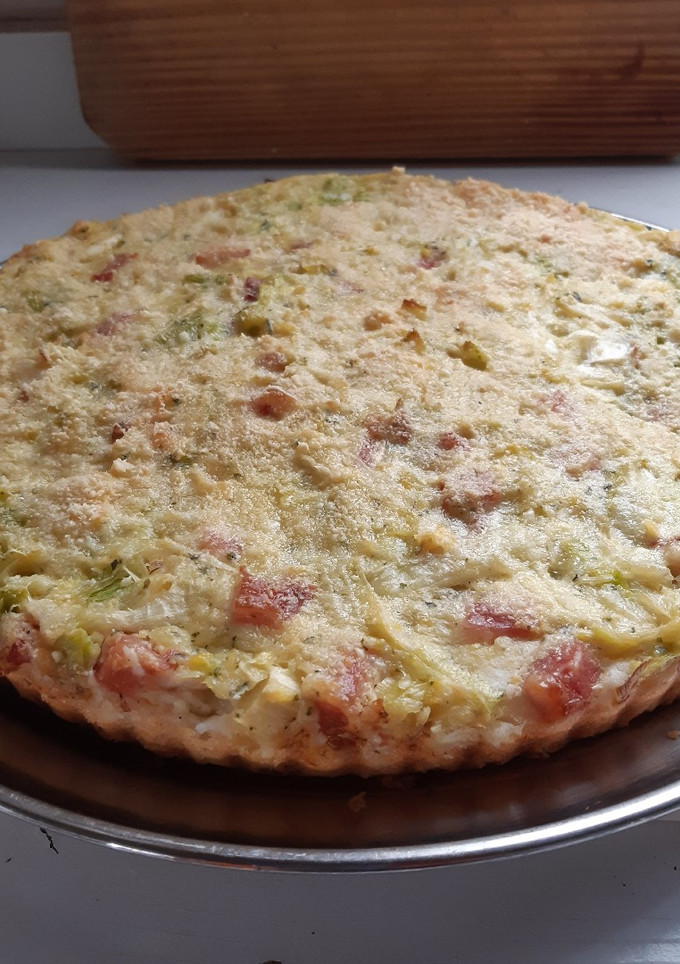 Una foto de Tarta de cebolla, puerros y panceta