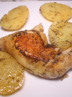 Una foto de Contramuslos de pollo con patatas y limón