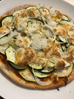 Una foto de Pizza de calabacín y gorgonzola