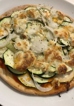 Una foto de Pizza de calabacín y gorgonzola