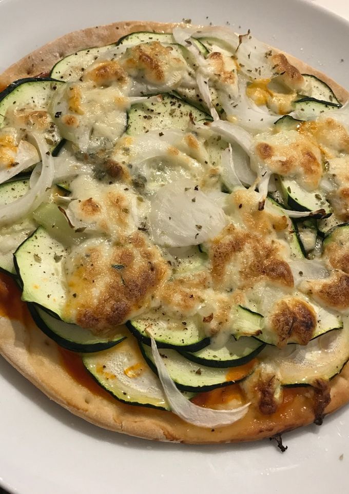 Una foto de Pizza de calabacín y gorgonzola