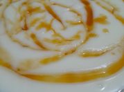 Una foto de postre de maizena con leche