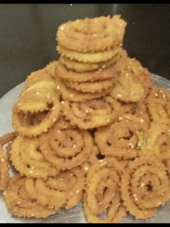 ચોખા ની ચકરી (Chokha Chakri Recipe In Gujarati) રેસીપી મુખ્ય ફોટો