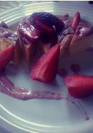 Una foto de Flan napolitano con salsa de fresa